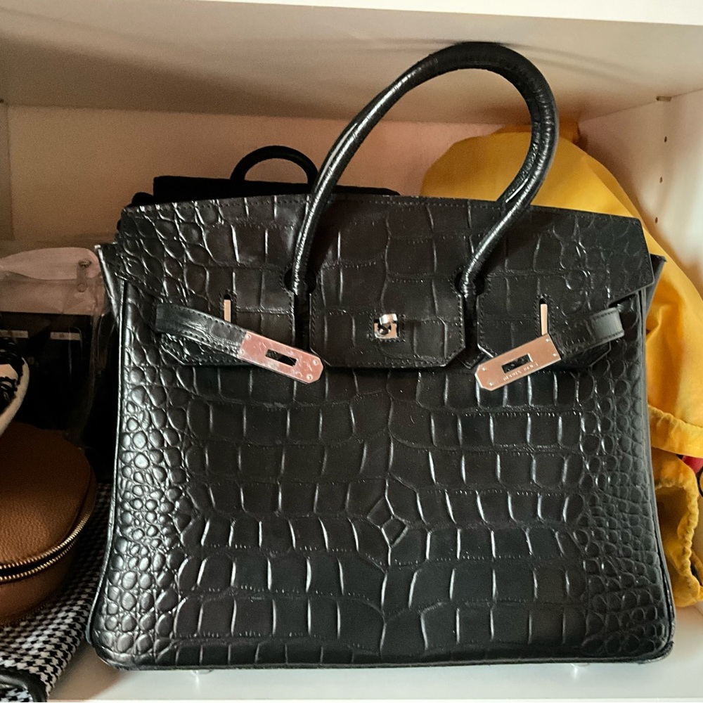 Elegant Black Crocodile-Embossed Women's Handbag